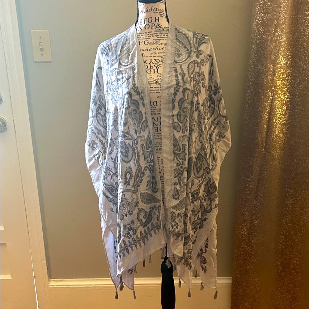 Jessica Simpson Gray Paisley Wrap